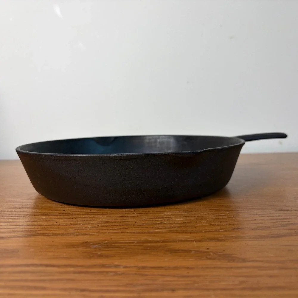 Vintage Unmarked Wagner No 7 Cast Iron Skillet with Heat Ring and C Mark Black